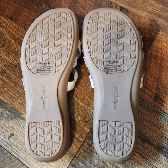 Minnetonka Sunny Thong Sandals, white size 7. - Picture 5 of 7